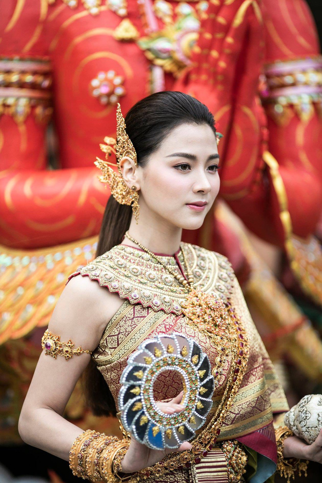 Dân tình náo loạn với nhan sắc cực phẩm của nữ thần Thungsa trong lễ Songkran 2019 tại Thái Lan Dân tình náo loạn với nhan sắc cực phẩm của nữ thần Thungsa trong lễ Songkran 2019 tại Thái Lan