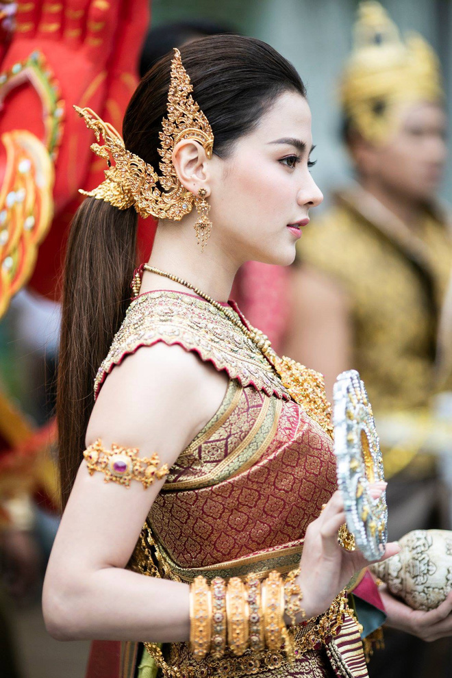 Dân tình náo loạn với nhan sắc cực phẩm của nữ thần Thungsa trong lễ Songkran 2019 tại Thái Lan Dân tình náo loạn với nhan sắc cực phẩm của nữ thần Thungsa trong lễ Songkran 2019 tại Thái Lan