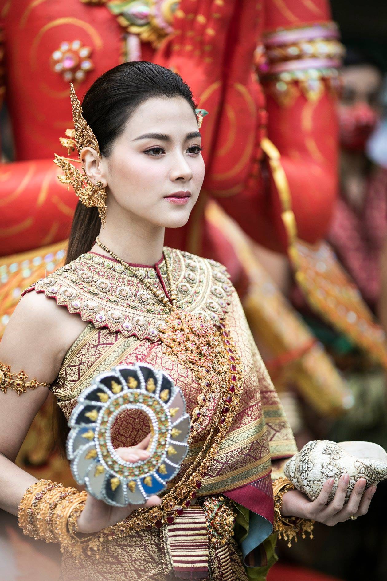 Dân tình náo loạn với nhan sắc cực phẩm của nữ thần Thungsa trong lễ Songkran 2019 tại Thái Lan Dân tình náo loạn với nhan sắc cực phẩm của nữ thần Thungsa trong lễ Songkran 2019 tại Thái Lan