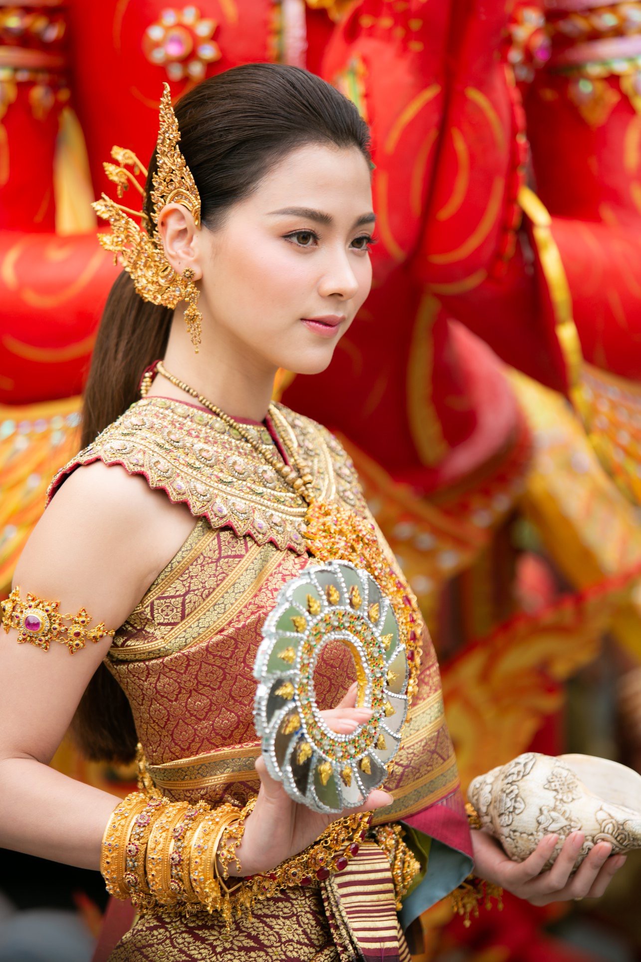 Dân tình náo loạn với nhan sắc cực phẩm của nữ thần Thungsa trong lễ Songkran 2019 tại Thái Lan Dân tình náo loạn với nhan sắc cực phẩm của nữ thần Thungsa trong lễ Songkran 2019 tại Thái Lan