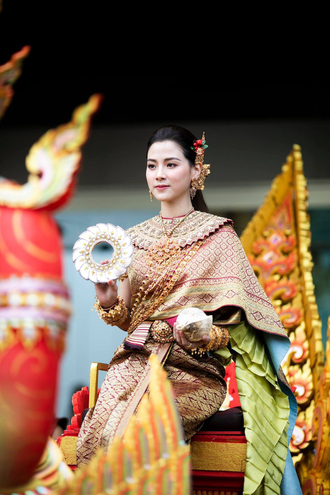 Dân tình náo loạn với nhan sắc cực phẩm của nữ thần Thungsa trong lễ Songkran 2019 tại Thái Lan Dân tình náo loạn với nhan sắc cực phẩm của nữ thần Thungsa trong lễ Songkran 2019 tại Thái Lan