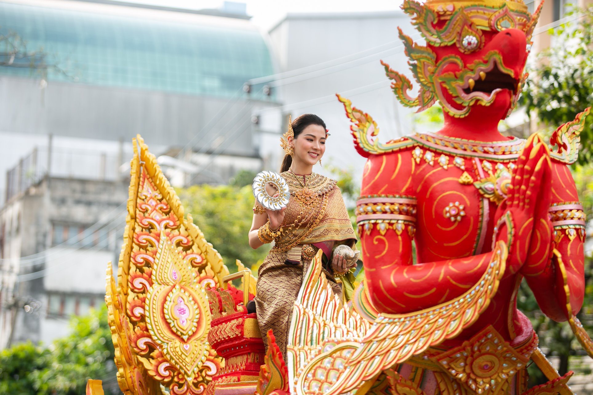 Dân tình náo loạn với nhan sắc cực phẩm của nữ thần Thungsa trong lễ Songkran 2019 tại Thái Lan Dân tình náo loạn với nhan sắc cực phẩm của nữ thần Thungsa trong lễ Songkran 2019 tại Thái Lan