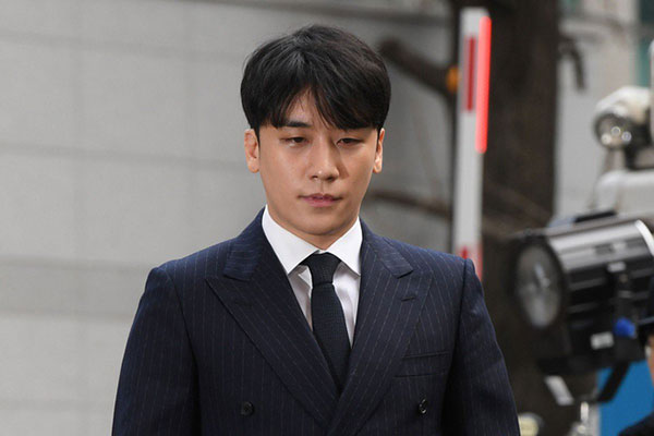 Cảnh sát cuối cùng cũng xin lệnh bắt giữ Seungri, phát hiện vai trò đặc biệt của nam ca sĩ trong chatroom tình dục Cảnh sát cuối cùng cũng xin lệnh bắt giữ Seungri, phát hiện vai trò đặc biệt của nam ca sĩ trong chatroom tình dục