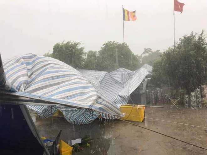 Cô dâu chú rể bật khóc khi thấy khung cảnh tan hoang trong đám cưới ngày hôm qua