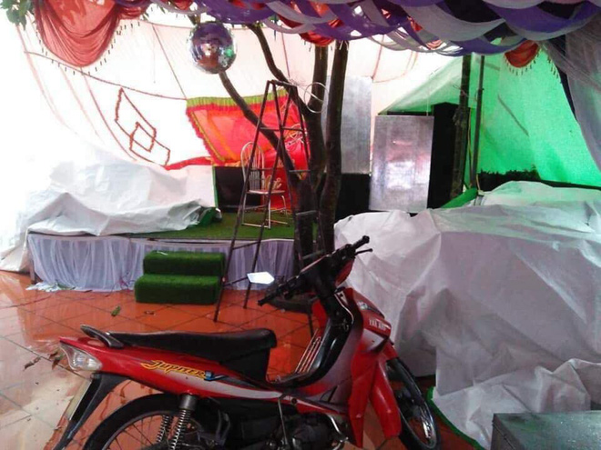 Cô dâu chú rể bật khóc khi thấy khung cảnh tan hoang trong đám cưới ngày hôm qua Cô dâu chú rể bật khóc khi thấy khung cảnh tan hoang trong đám cưới ngày hôm qua