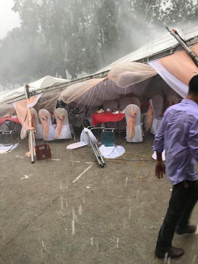 Cô dâu chú rể bật khóc khi thấy khung cảnh tan hoang trong đám cưới ngày hôm qua Cô dâu chú rể bật khóc khi thấy khung cảnh tan hoang trong đám cưới ngày hôm qua
