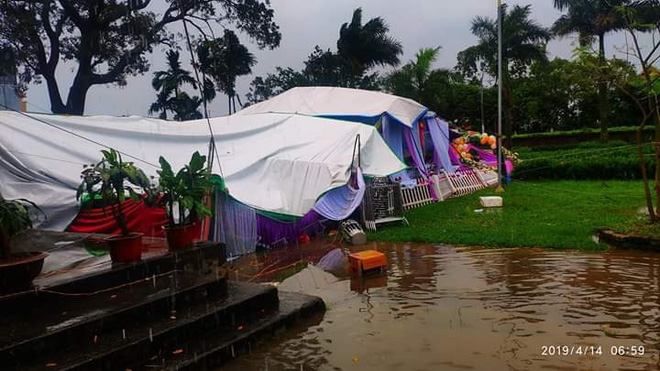 Cô dâu chú rể bật khóc khi thấy khung cảnh tan hoang trong đám cưới ngày hôm qua