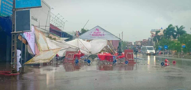 Cô dâu chú rể bật khóc khi thấy khung cảnh tan hoang trong đám cưới ngày hôm qua Cô dâu chú rể bật khóc khi thấy khung cảnh tan hoang trong đám cưới ngày hôm qua