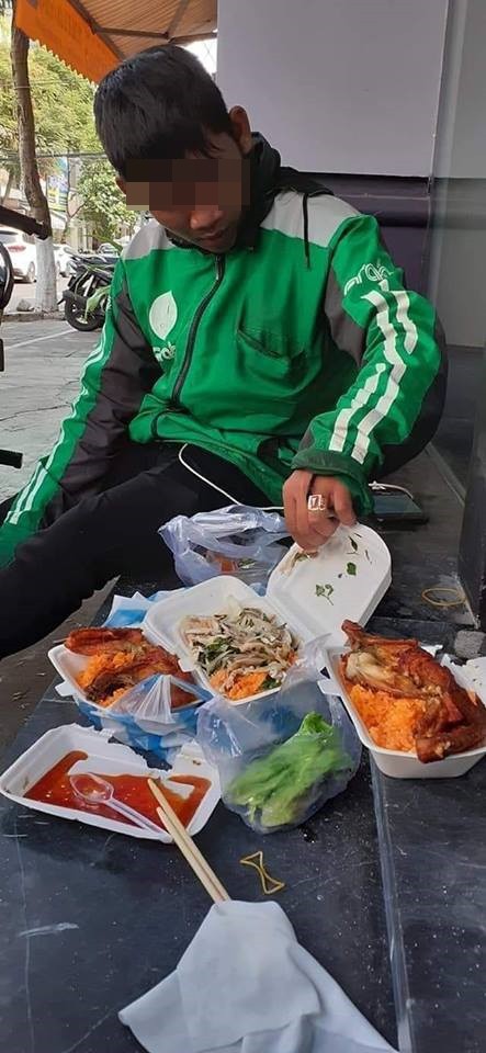 Tài xế Grab và bữa ăn thịnh soạn trên hè phố, sự thật đằng sau khiến nhiều người giận dữ