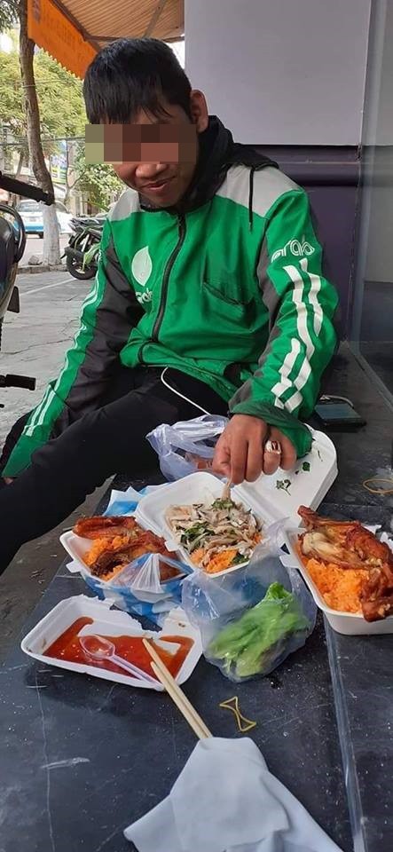Tài xế Grab và bữa ăn thịnh soạn trên hè phố, sự thật đằng sau khiến nhiều người giận dữ
