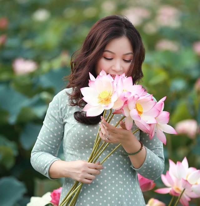 Nấu mâm cơm đơn giản, vợ đảm vẫn khiến chị em trầm trồ vì loạt bát đĩa gốm sứ xinh như đi ăn nhà hàng