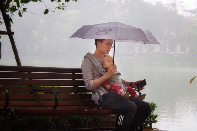 Địu con trước ngực dạo bờ hồ ngày mưa bụi, sắc mặt của bố bỉm sữa mới là thứ gây chú ý