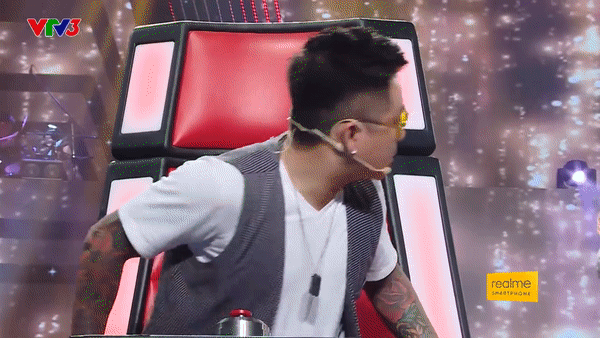 Tuấn Hưng phạm luật khi quay lại nhìn thí sinh trong vòng Giấu mặt Giọng hát Việt?
