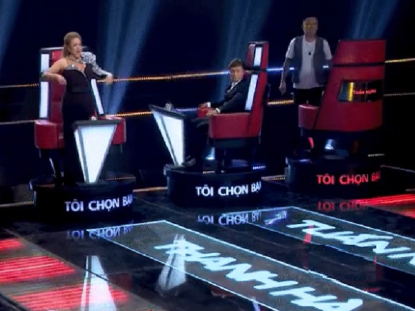 Tuấn Hưng phạm luật khi quay lại nhìn thí sinh trong vòng Giấu mặt Giọng hát Việt?