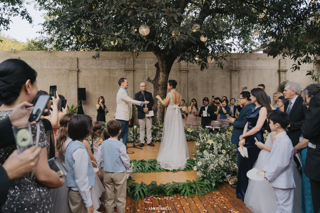 Chồng cũ Hồng Nhung lần đầu xuất hiện sau đám cưới xa hoa với vợ mới