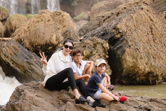 Mai Phương Thuý khoe chân dài miên man trên phố khiến fans ngây ngất