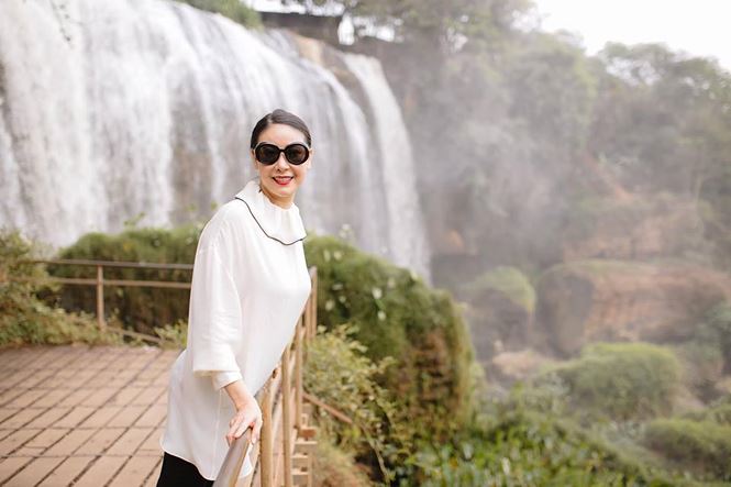 Mai Phương Thuý khoe chân dài miên man trên phố khiến fans ngây ngất