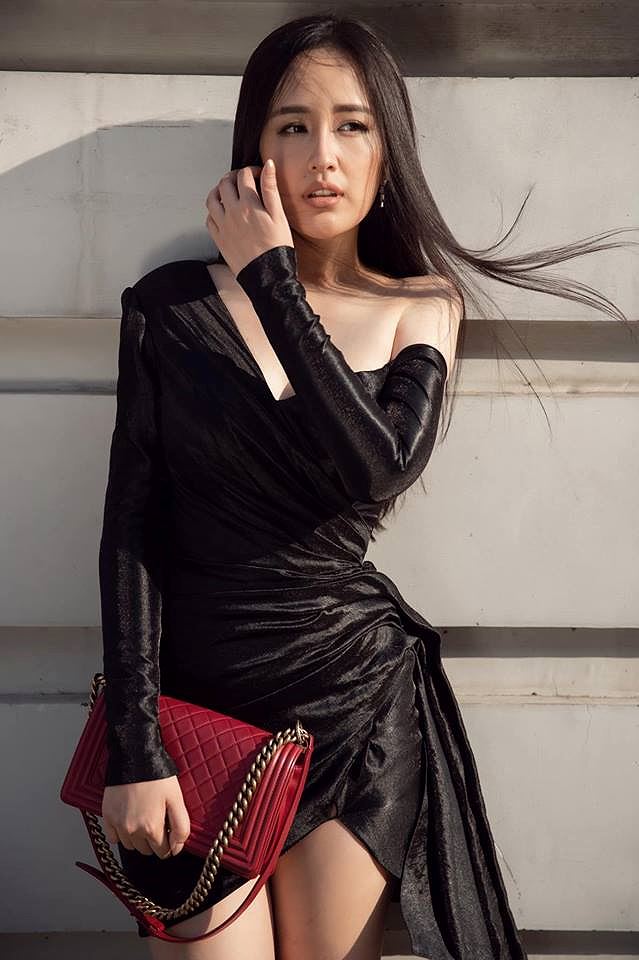 Mai Phương Thuý khoe chân dài miên man trên phố khiến fans ngây ngất