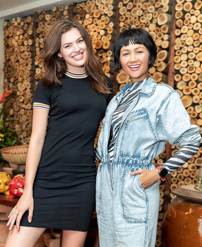 Mai Phương Thuý khoe chân dài miên man trên phố khiến fans ngây ngất