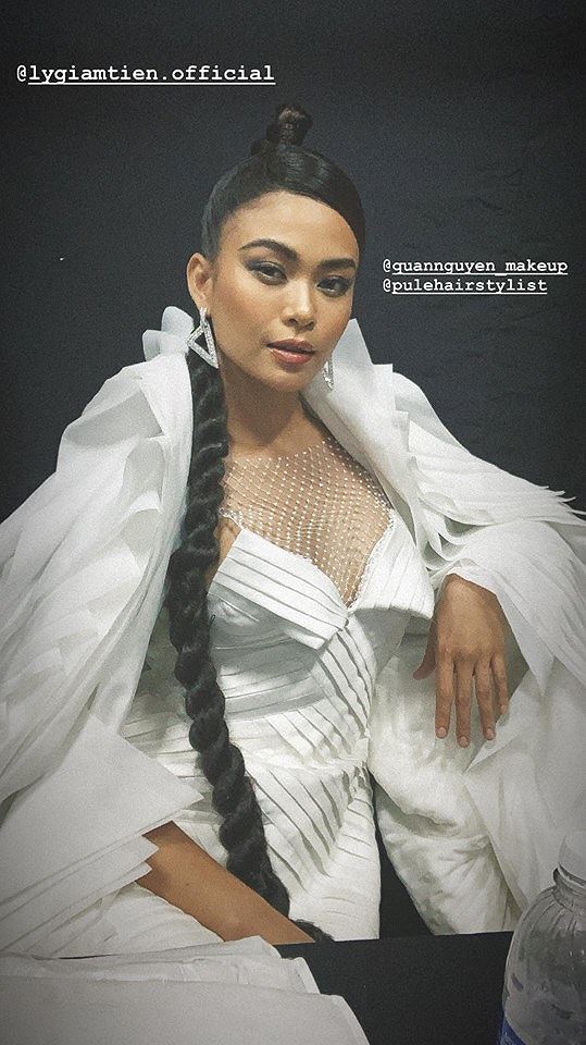 Mai Phương Thuý khoe chân dài miên man trên phố khiến fans ngây ngất