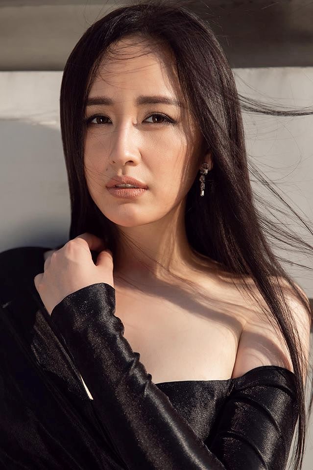 Mai Phương Thuý khoe chân dài miên man trên phố khiến fans ngây ngất
