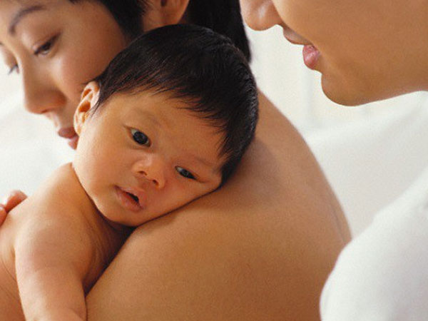 Về nhà, nhìn thấy mâm cơm ở cữ của vợ, tôi giận dữ hất cả mâm ra sân vì không thể ngờ được sự quá đáng của mẹ mình