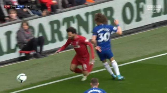 Mạng xã hội dậy sóng với pha ăn vạ của Mohamed Salah Mạng xã hội dậy sóng với pha ăn vạ của Mohamed Salah