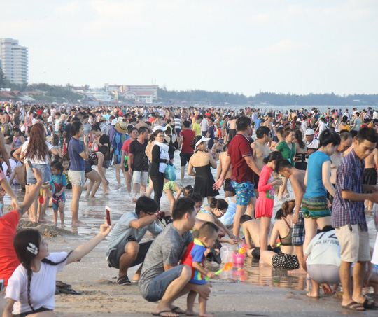 Vũng Tàu đông như nêm, nhiều du khách bị sứa tấn công Vũng Tàu đông như nêm, nhiều du khách bị sứa tấn công