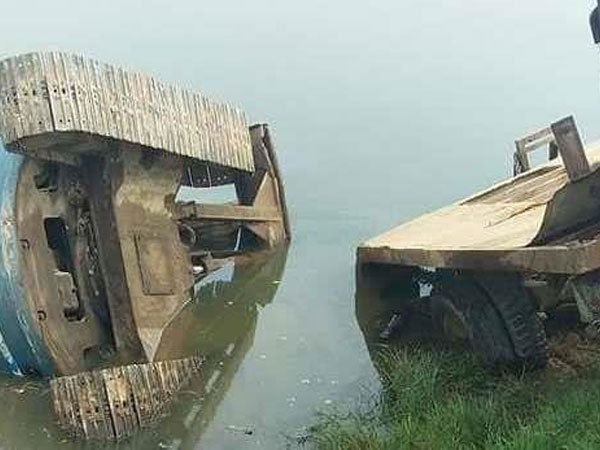 Xe tải tụt dốc cán chết 2 nữ sinh 15 tuổi