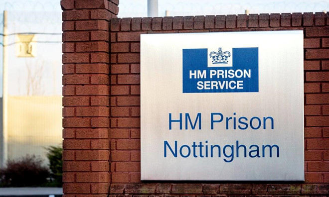 Quản ngục Anh phải khâu 17 mũi sau khi bị tù nhân cắt cổ bằng dao cạo