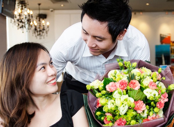 Chồng khô hơn ngói bất ngờ có quà tặng vợ, ẩn chứa đằng sau lại là một âm mưu cực thâm