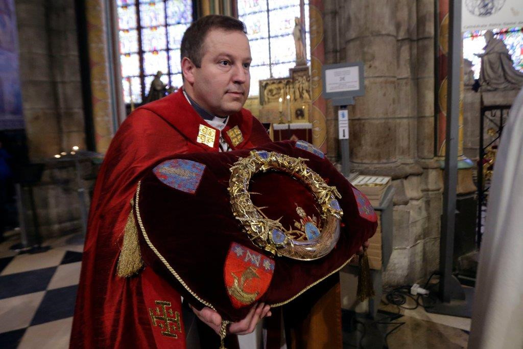 Mão gai, Đinh Thánh và những báu vật vô giá của Nhà thờ Đức Bà Paris