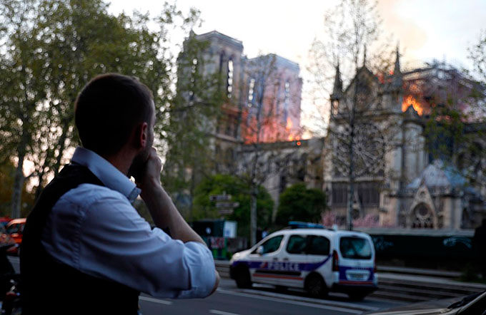Tổng thống Pháp: Chúng tôi sẽ xây lại Nhà thờ Đức Bà Paris