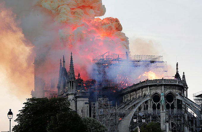 Tổng thống Pháp: Chúng tôi sẽ xây lại Nhà thờ Đức Bà Paris