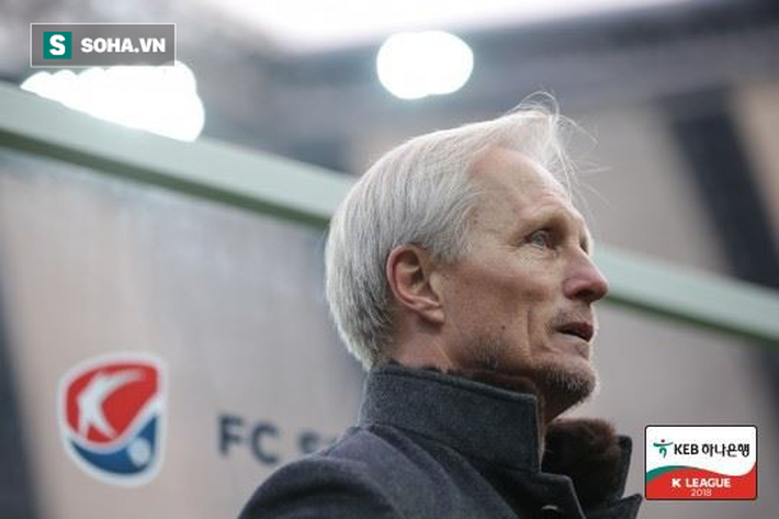 Báo châu Á: Việc HLV Incheon bị sa thải có thể là cú đòn giáng vào Công Phượng