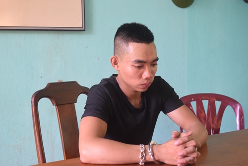 Nam thanh niên kề dao vào cổ thiếu nữ cướp điện thoại và tiền