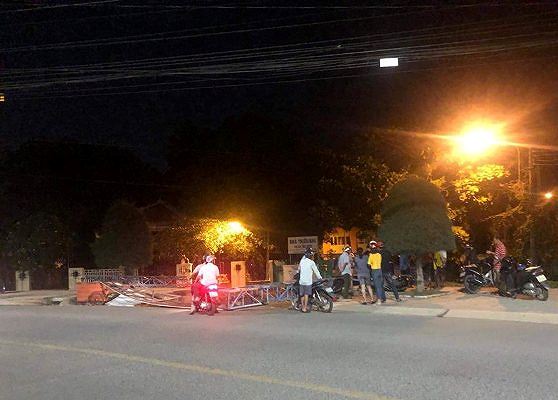 Thanh niên đi xe SH tông đổ cổng chào nằm bất động