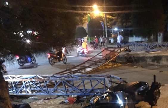 Thanh niên đi xe SH tông đổ cổng chào nằm bất động