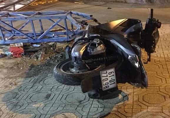 Thanh niên đi xe SH tông đổ cổng chào nằm bất động