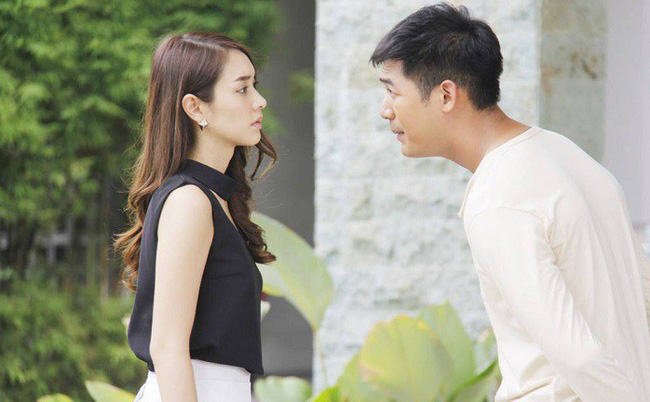 Bắt được quả tang chồng đưa bồ đi nghỉ lễ, vợ lẳng lặng đưa lễ tân 1 thứ mang lên phòng và ung dung chờ kịch hay