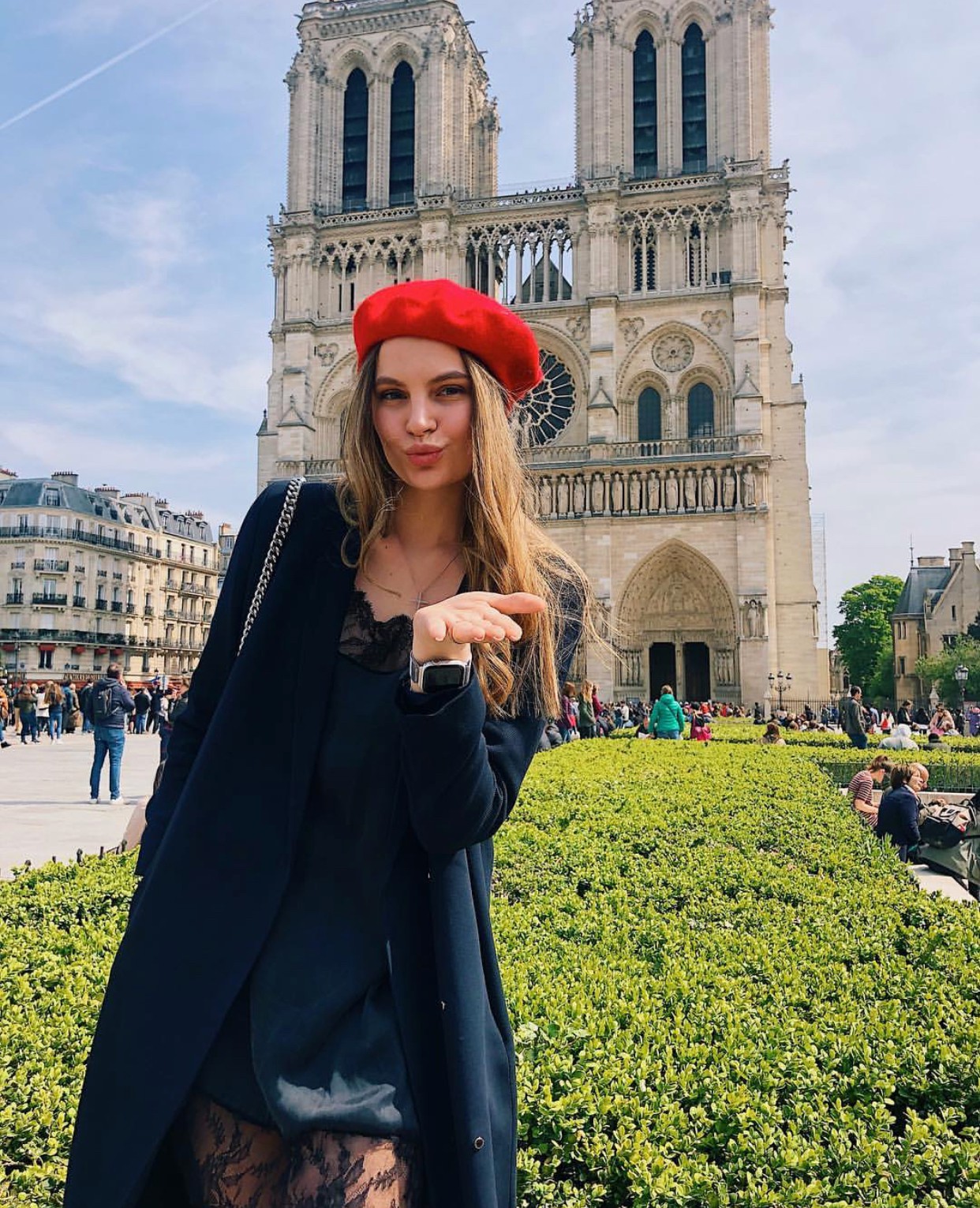 Trước khi sụp đổ một phần vì vụ cháy chấn động, Nhà thờ Đức Bà ở Paris từng là biểu tượng bình yên của cả nước Pháp