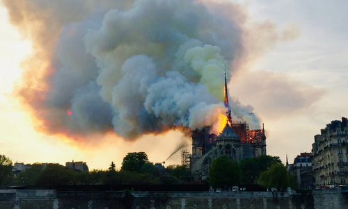 Trump đề xuất dùng máy bay chữa cháy cứu Nhà thờ Đức Bà Paris