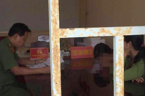 Cảnh sát điều tra người đàn ông hơn 50 tuổi nựng nữ sinh lớp 4