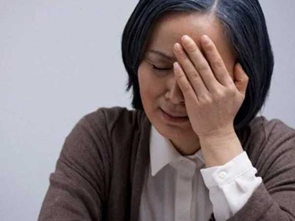 Mẹ bỏ đi bao năm giờ đòi về ở với tôi, mang theo món nợ lớn