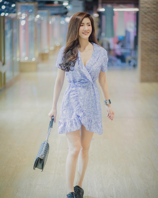 Bị khách du lịch quay lén khi đang bán nộm, cô nàng sở hữu vòng 1 khủng tăng follow chóng mặt trên mạng