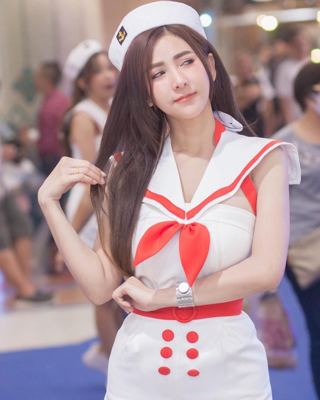 Bị khách du lịch quay lén khi đang bán nộm, cô nàng sở hữu vòng 1 khủng tăng follow chóng mặt trên mạng