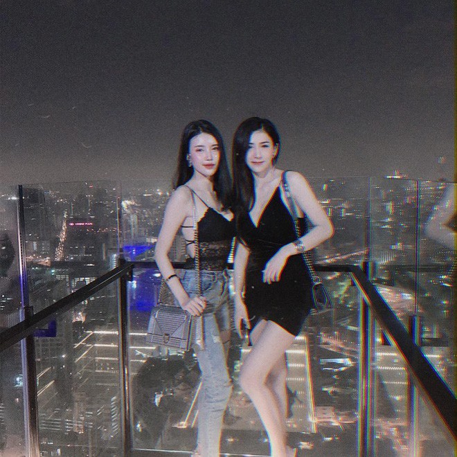 Bị khách du lịch quay lén khi đang bán nộm, cô nàng sở hữu vòng 1 khủng tăng follow chóng mặt trên mạng