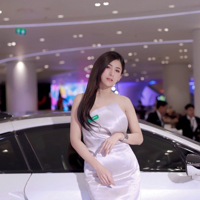 Bị khách du lịch quay lén khi đang bán nộm, cô nàng sở hữu vòng 1 khủng tăng follow chóng mặt trên mạng