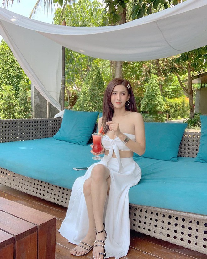 Bị khách du lịch quay lén khi đang bán nộm, cô nàng sở hữu vòng 1 khủng tăng follow chóng mặt trên mạng