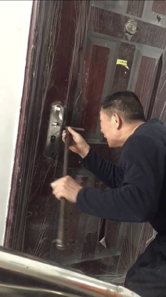 Chủ nhà khóc ròng vì gặp thợ sửa khóa đi làm ngày đầu tiên, dân mạng xem xong lại cười như được mùa